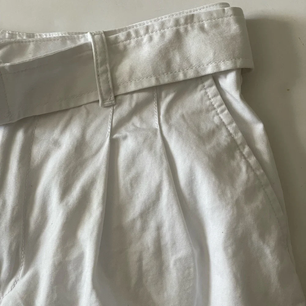 NWOT GAP Women's High Rise Denim Shorts White W/ Belt Sz 2